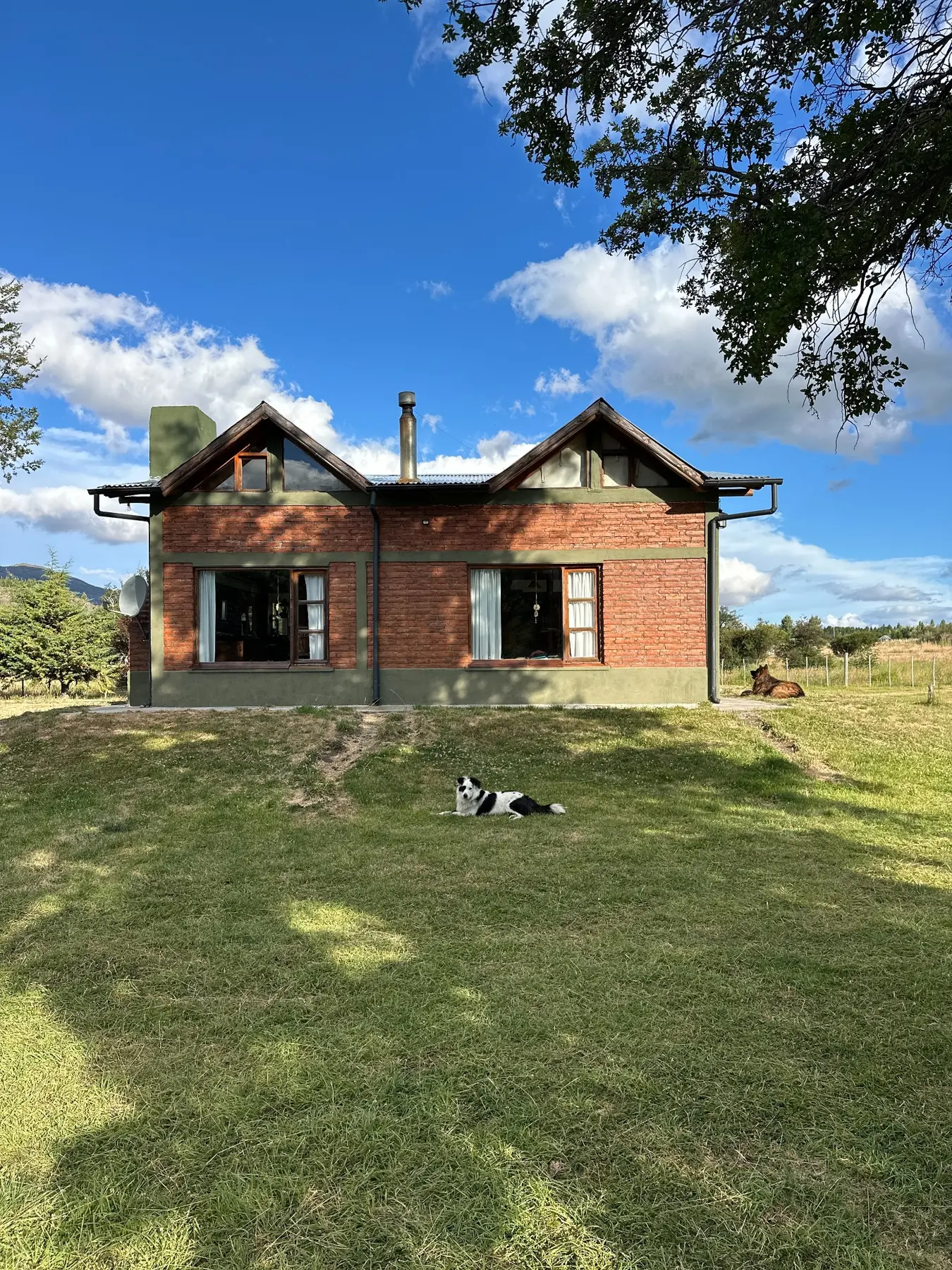 Refugio Cordillerano frente al parque y las montañas