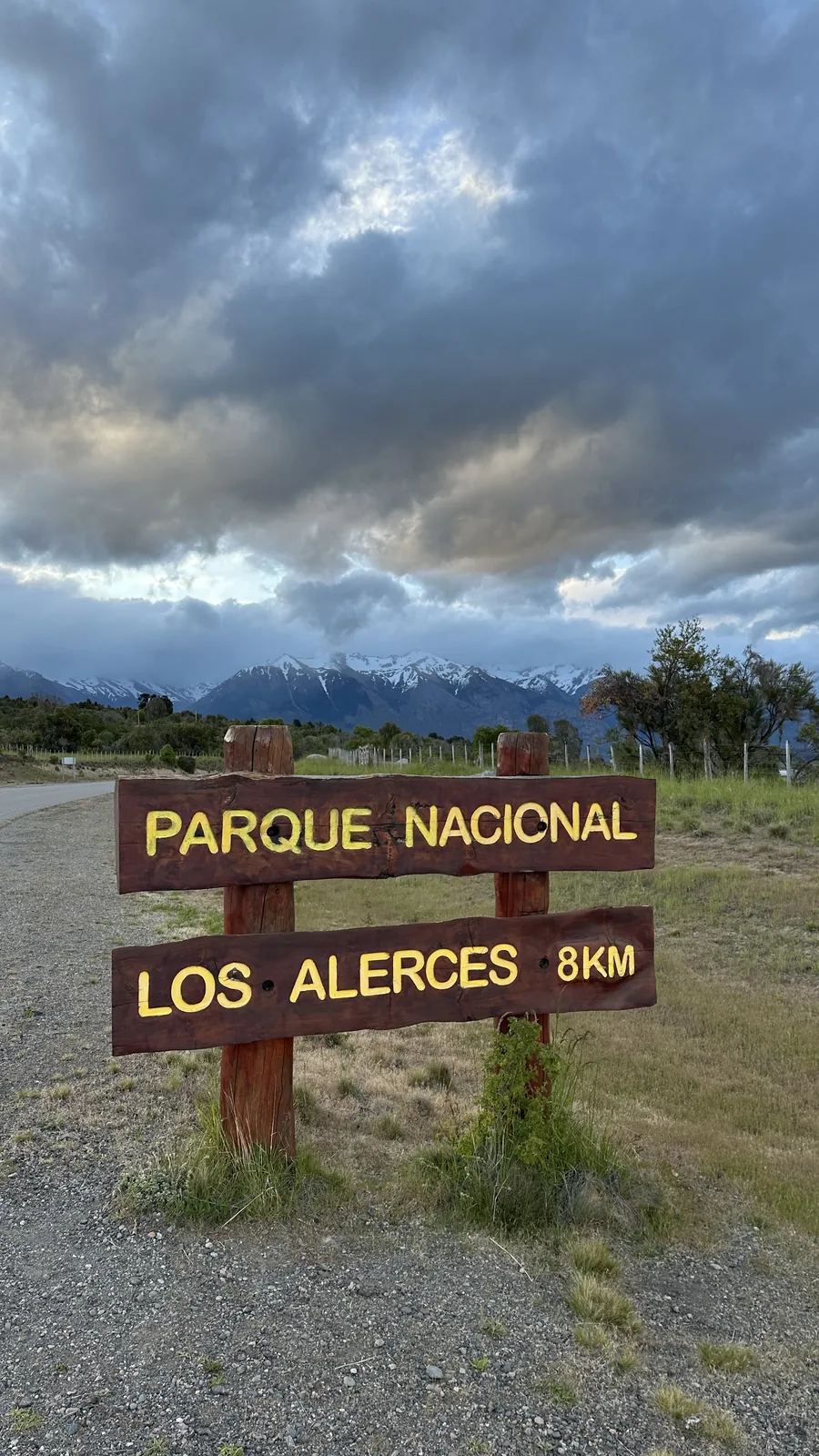 Cartel de acceso al Parque Nacional Los Alerces