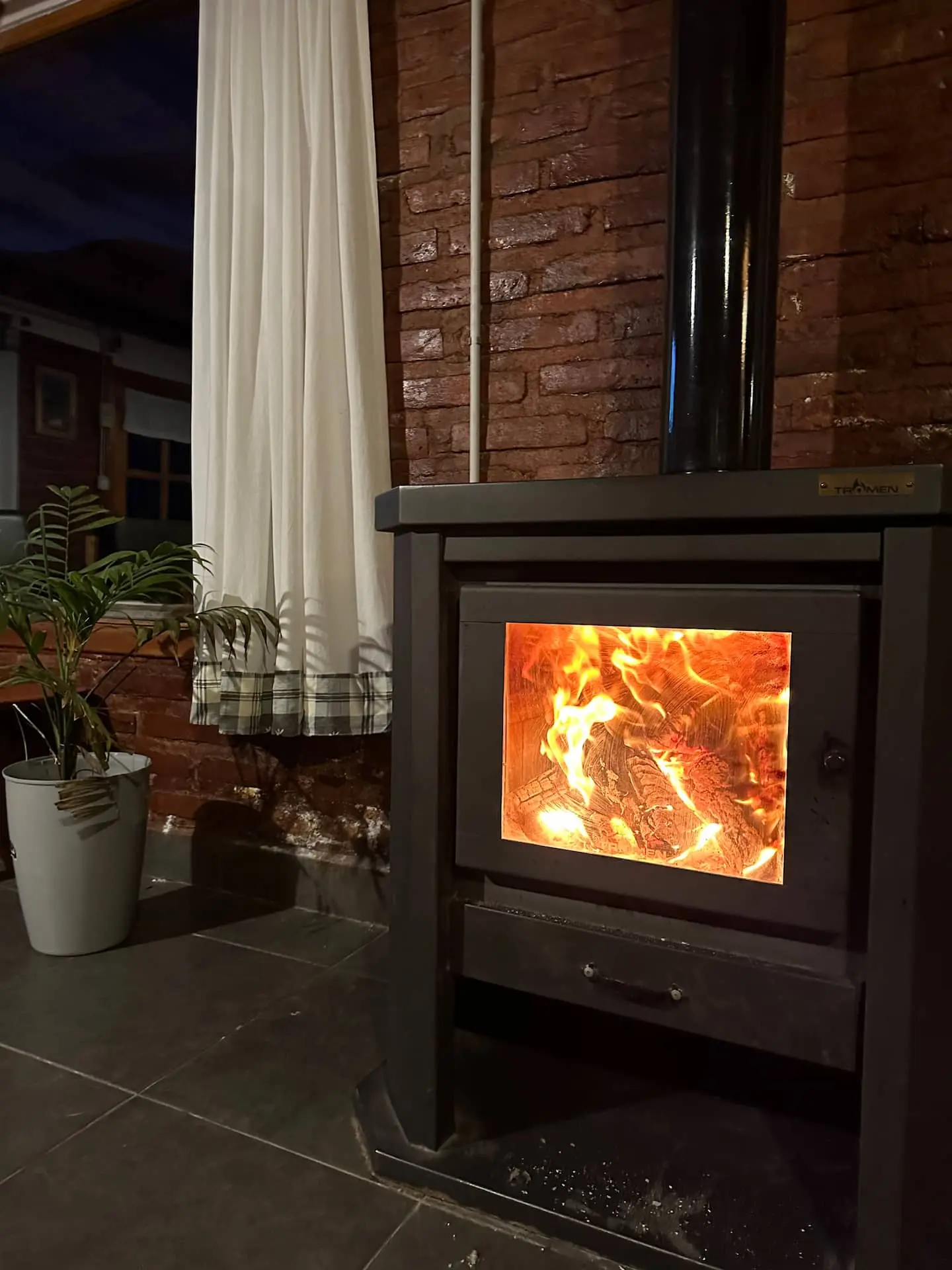 Estufa a leña encendida en Refugio Cordillerano